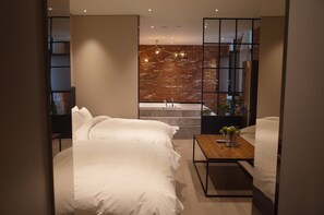 Individually decorated, individually furnished, laptop workspace - Hotel Stendhal (Daejeon)