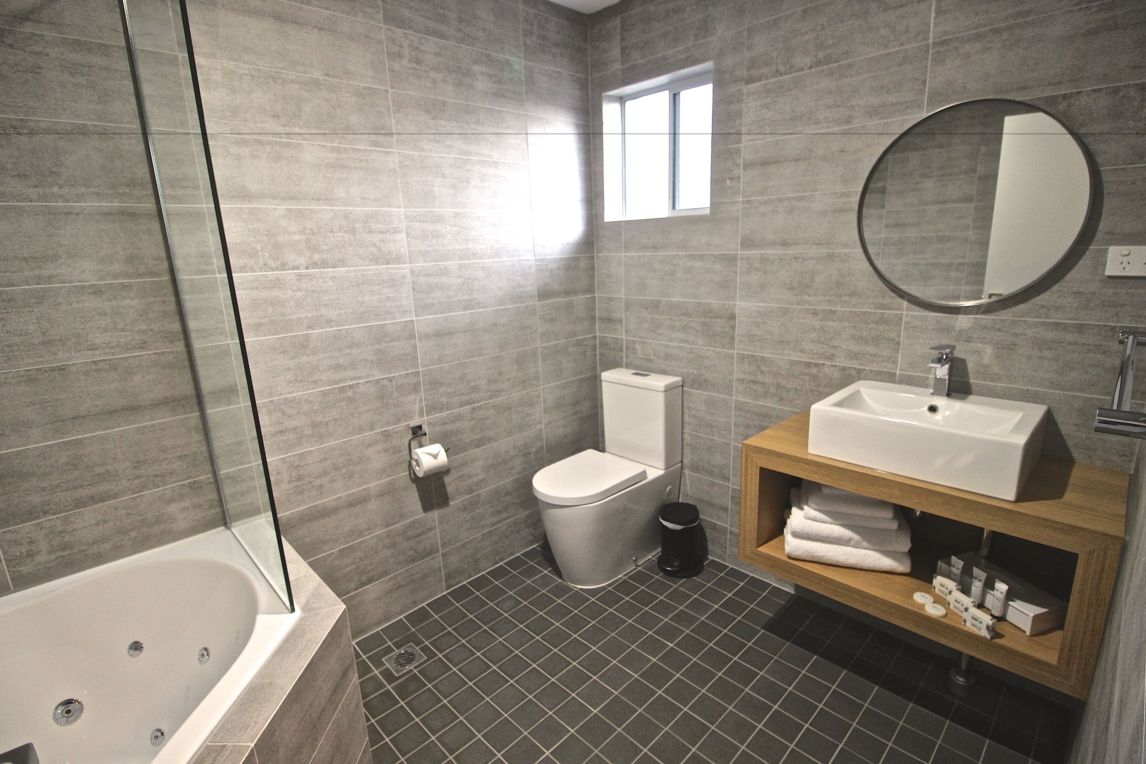 king spa suite | bathroom | shower, free toiletries, hair dryer, towels