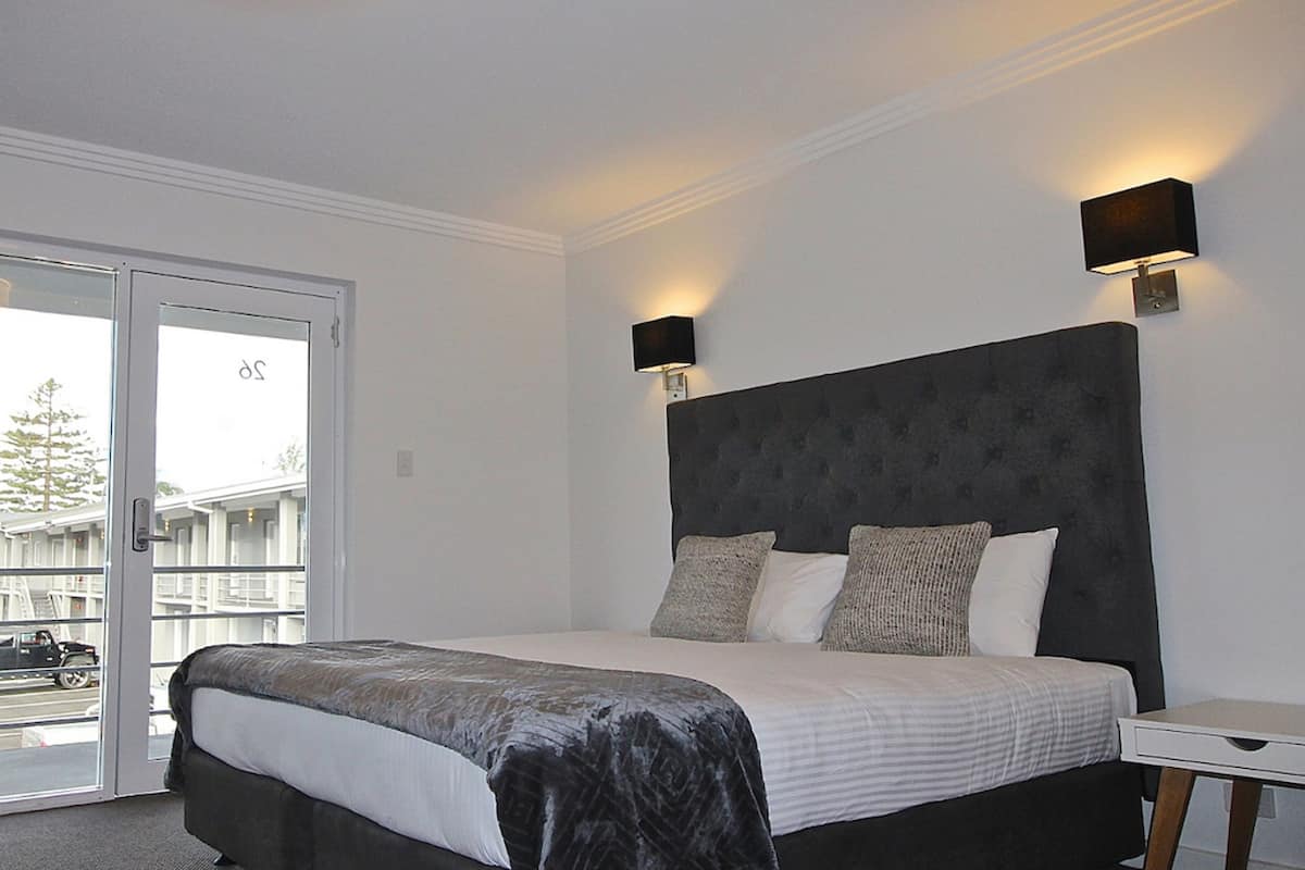 king spa suite | 1 bedroom, desk, iron/ironing board, cots/infant beds