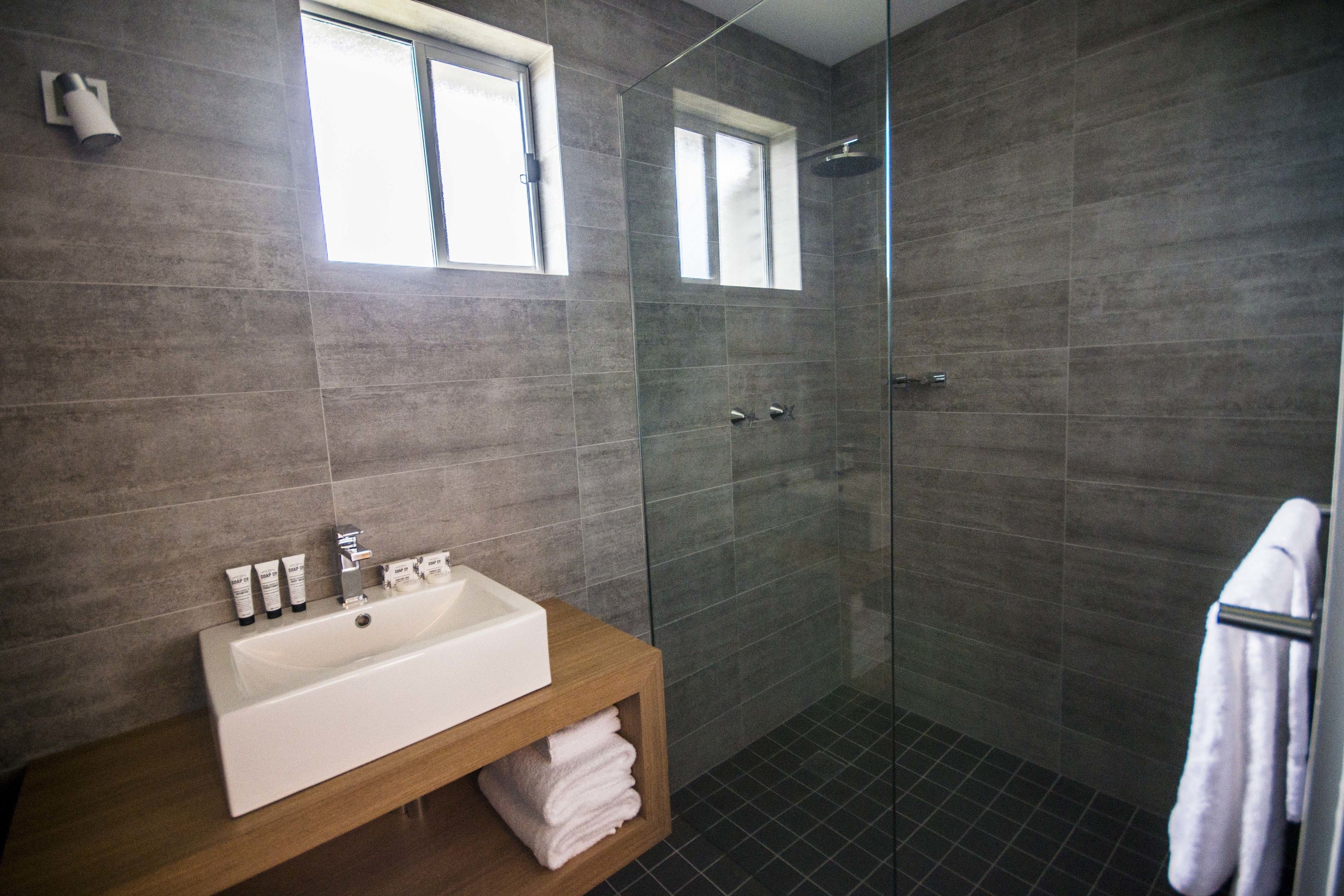king + single room | bathroom shower