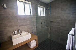 Habitación (1 King + Single) | Regadera en el baño