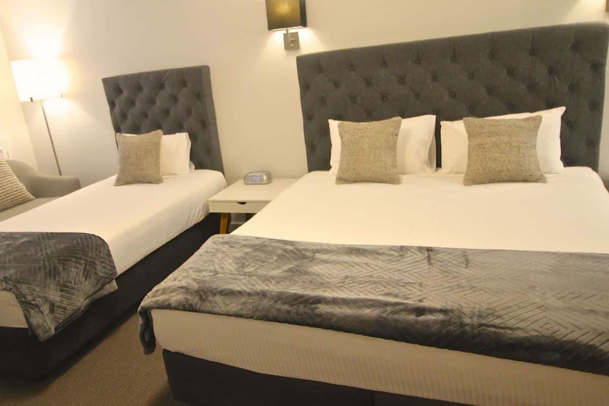 king + single room | 1 bedroom, desk, iron/ironing board, cots/infant beds