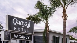 A hotel sign indicating Quays Hotel with a vacancy sign and a Sandbar Lounge & Dining sign. - Quays Hotel (Batemans Bay)