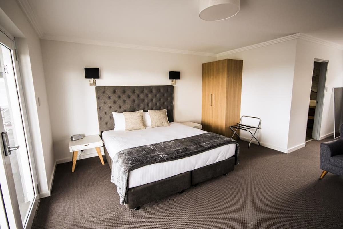 King Spa Suite | Desk, iron/ironing board, cribs (surcharge), WiFi (free)