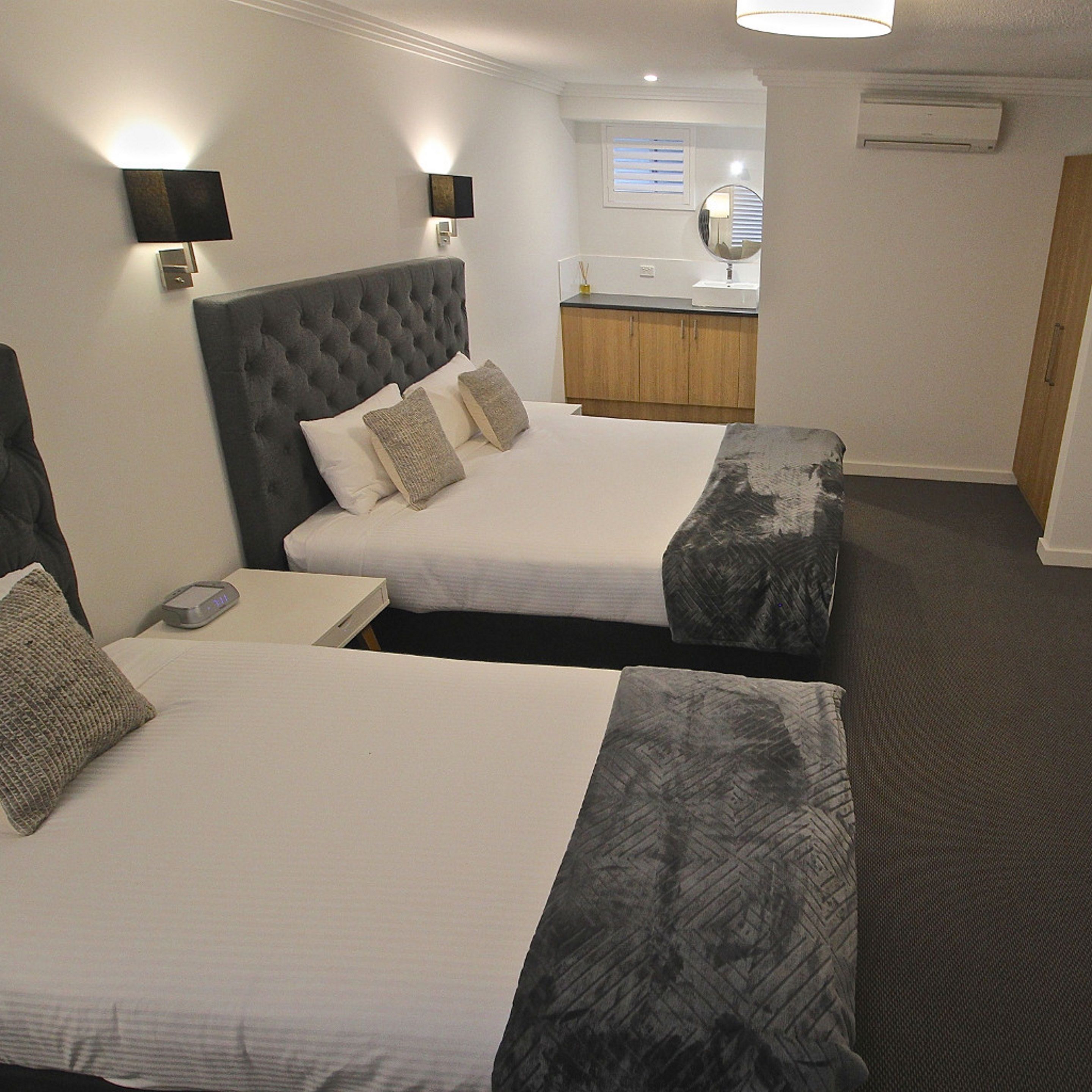 king + single room | 1 bedroom, desk, iron/ironing board, cots/infant beds