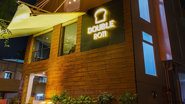 Ein modernes Gebäude mit der Aufschrift "DOUBLE ROY" bei Nacht.