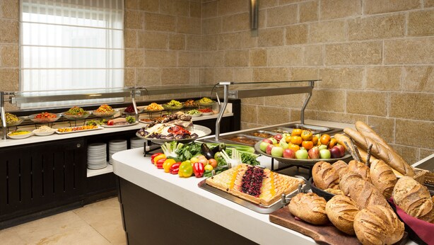 Un buffet proposant une variété de plats et de pains.