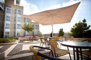 Menyajikan hidangan lokal dan internasional