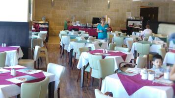 Buffet breakfast for a fee on weekdays