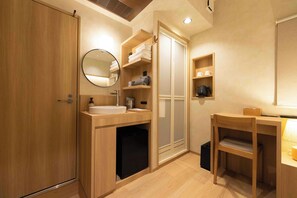 Artículos de tocador gratuitos, secador de pelo, pantuflas, bidet