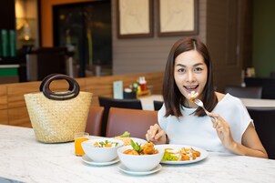 Se ofrece un desayuno inglés (150 THB por persona)