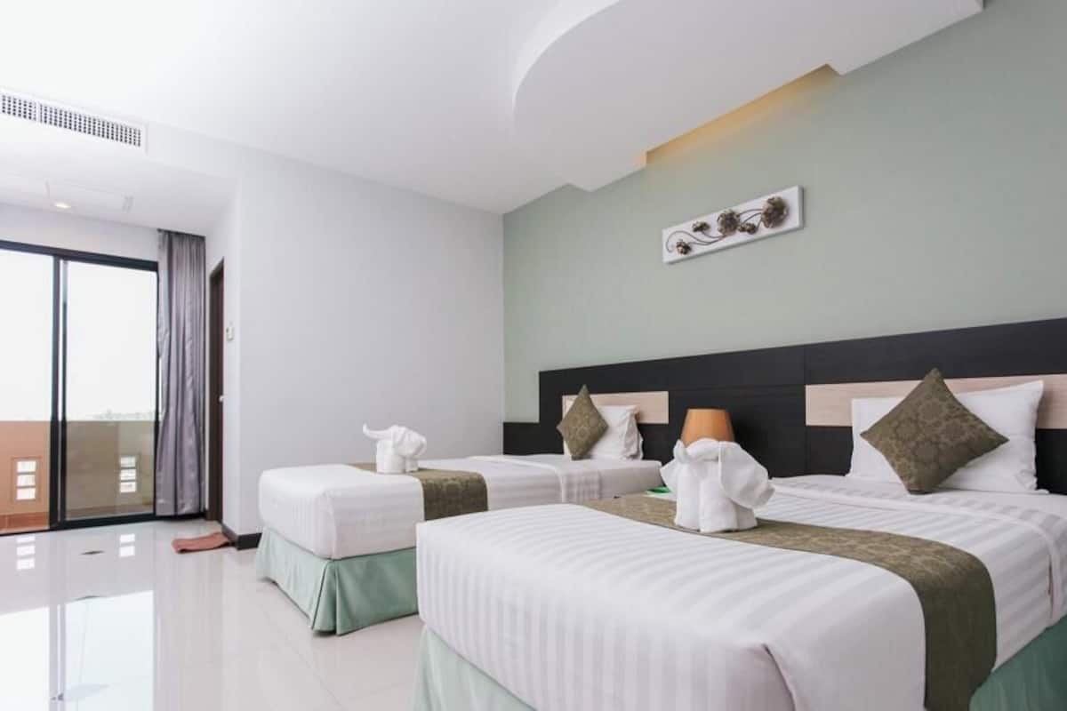 Roupas de cama premium, frigobar, cofres nos quartos