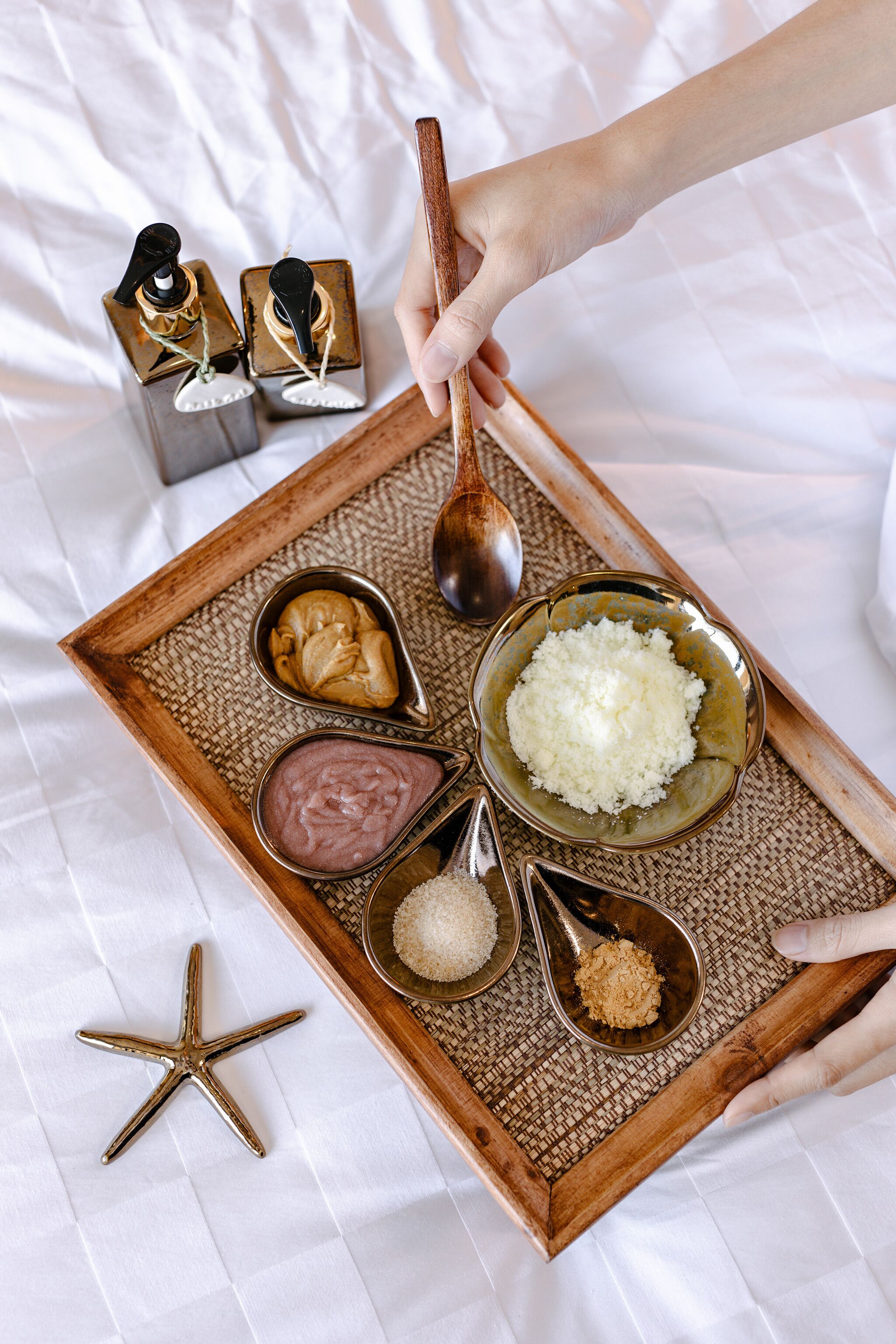 Bandeja con diversos productos de baño, incluyendo arroz, azúcar y jabón.