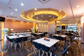 Se ofrece un desayuno inglés (150 THB por persona)