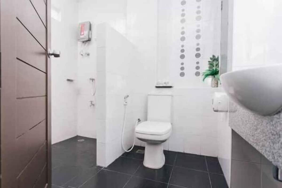 Kamar mandi | Shower, perlengkapan mandi gratis, pengering rambut, dan handuk