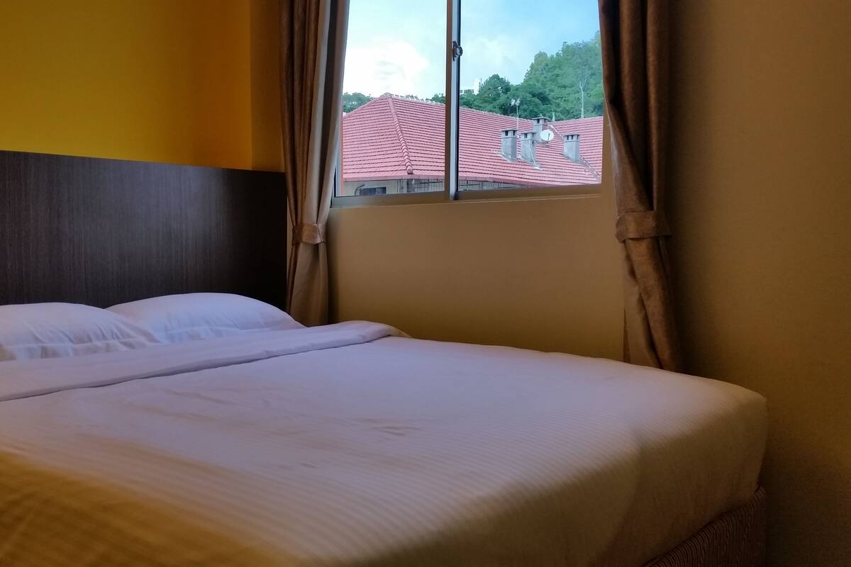 Superior Room, 1 Queen Bed (With Windows) | Iron/ironing board (on request), WiFi (free)