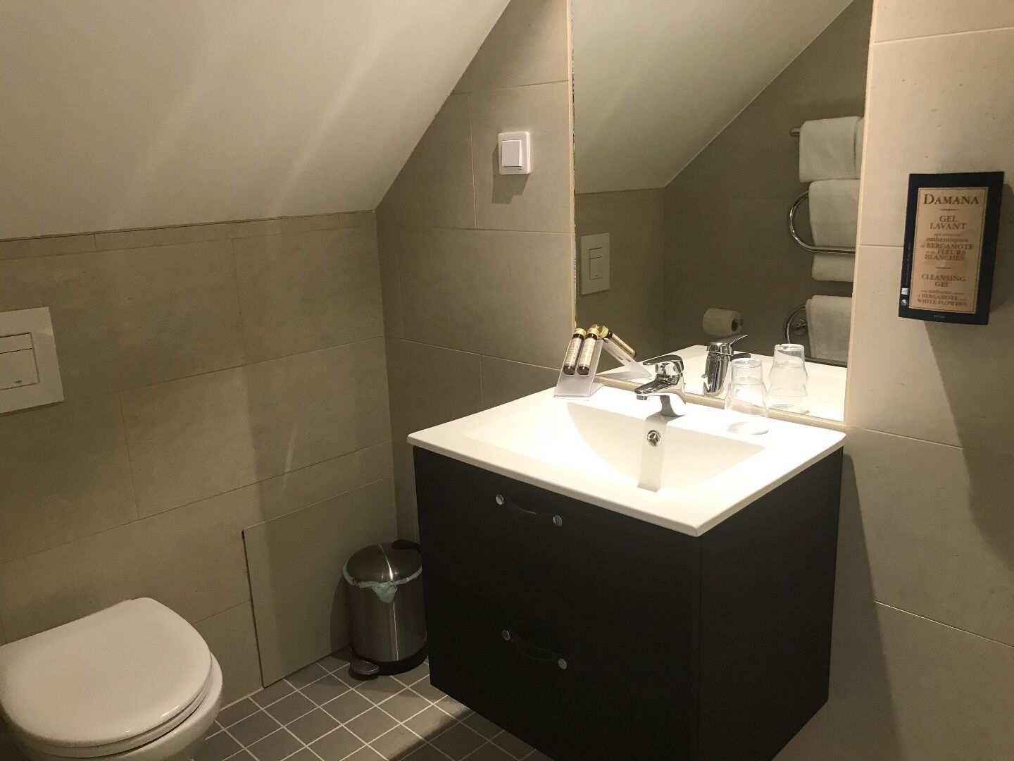 double room, 1 queen bed | bathroom | shower, free toiletries, bathrobes, slippers