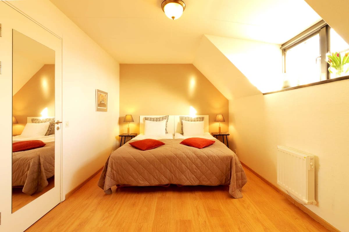 Hypo-allergenic bedding available, soundproofing
