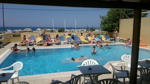 室外游泳池,提供泳池遮陽傘和日光浴躺椅