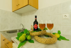 Fridge, stovetop, electric kettle, cookware/dishes/utensils - Aglaia Apartments & Studios (Hersonissos)