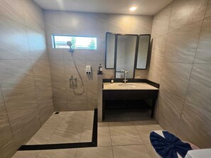 Family Suite 3 bedrooms | Bathroom | Hair dryer, towels, soap, shampoo - Samui Mekkala Resort (Koh Samui)