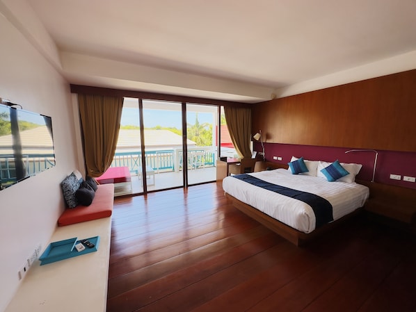 Deluxe tweepersoonskamer, 1 tweepersoonsbed, gedeeltelijk uitzicht op zee | 3 slaapkamers, een kluis op de kamer, verduisterende gordijnen
