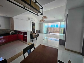 2 bedroom villa | Aire de séjour | Téléviseur à écran plat, films payants, bureau