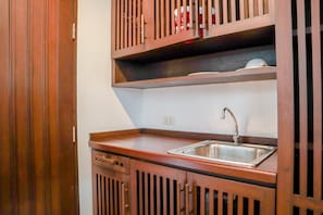 Deluxe Room Terrace | Privékeuken | Een vriezer, keukenrol, eettafels