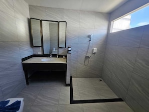 Family Suite 3 bedrooms | Bathroom | Hair dryer, towels, soap, shampoo