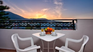 Ein Balkon mit Tisch für zwei Personen, ausgestattet mit einer Obstschale und zwei Tassen.