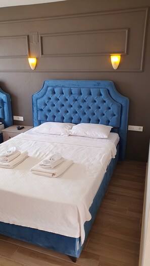 Deluxe driepersoonskamer, meerdere bedden, niet-roken, uitzicht op zee | Luxe beddengoed, individueel gedecoreerd, individueel gemeubileerd