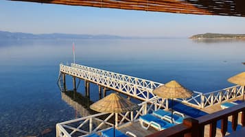 Spiaggia privata, cabine da spiaggia gratuite, lettini da mare