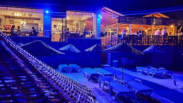 Voorkant accommodatie - avond/nacht