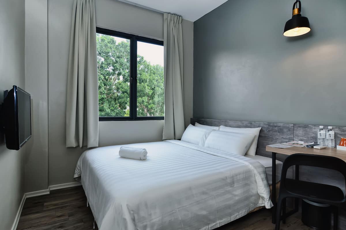 Chambre, 1 très grand lit | Coffres-forts dans les chambres, bureau, fer et planche à repasser