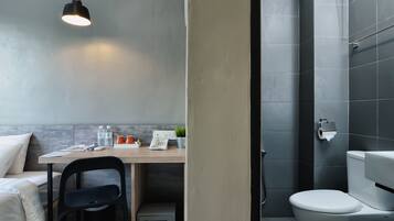 Room, 1 Katil Raja (King) | Peti besi dalam bilik, meja, seterika/papan seterika, Wi-fi percuma