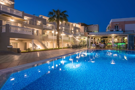 Seasonal outdoor pool, open 9:00 AM to 9:00 PM, pool umbrellas. Sarpidon Apartments