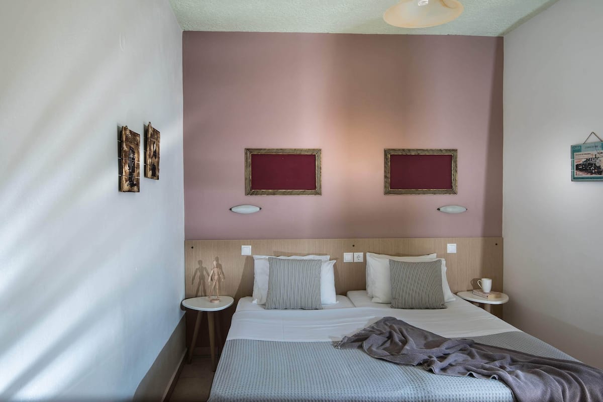 Standaard appartement, uitzicht op tuin | 1 slaapkamer, een bureau, een strijkplank/strijkijzer, gratis babybedden