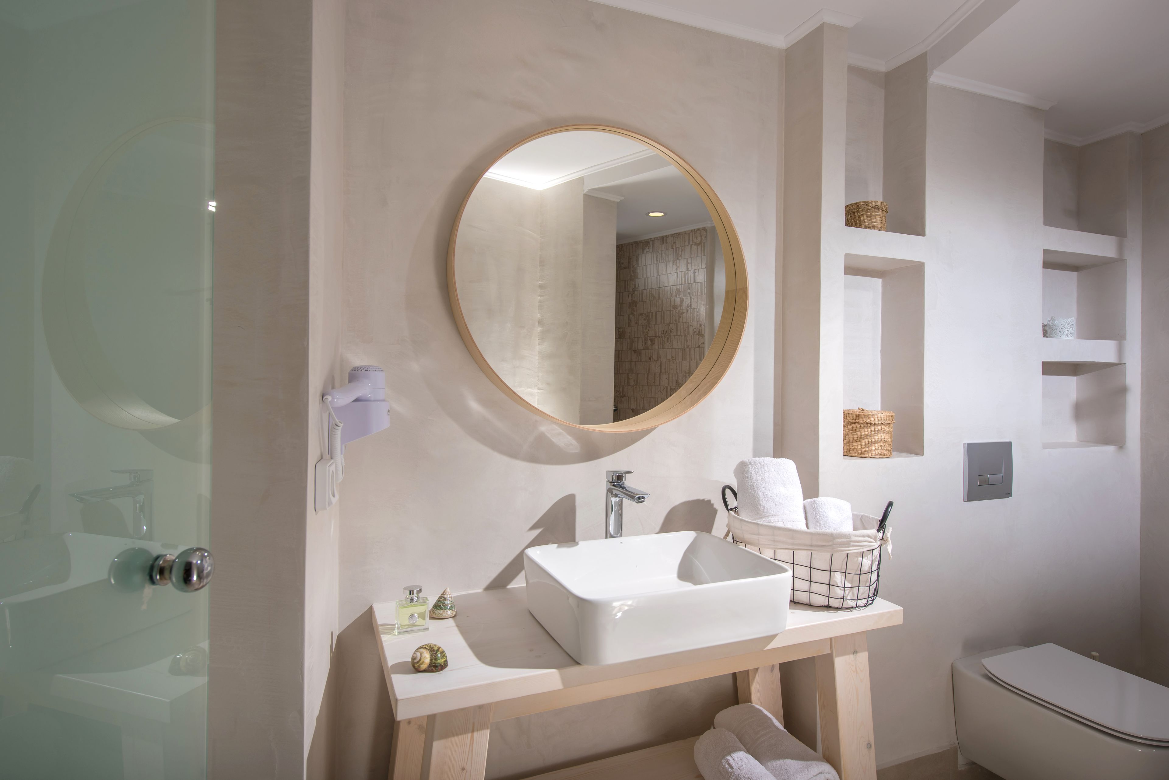 Dusche, kostenlose Toilettenartikel, Haartrockner, Handtücher