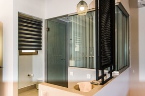 Junior Triple Suite | 办公桌、熨斗/熨板、免费婴儿床、免费 WiFi