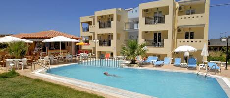 Alberca al aire libre y camastros