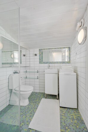 Admiral | ห้องน้ำ | ฝักบัว, ของใช้ในห้องน้ำฟรี, ไดร์เป่าผม, กระดาษชำระ