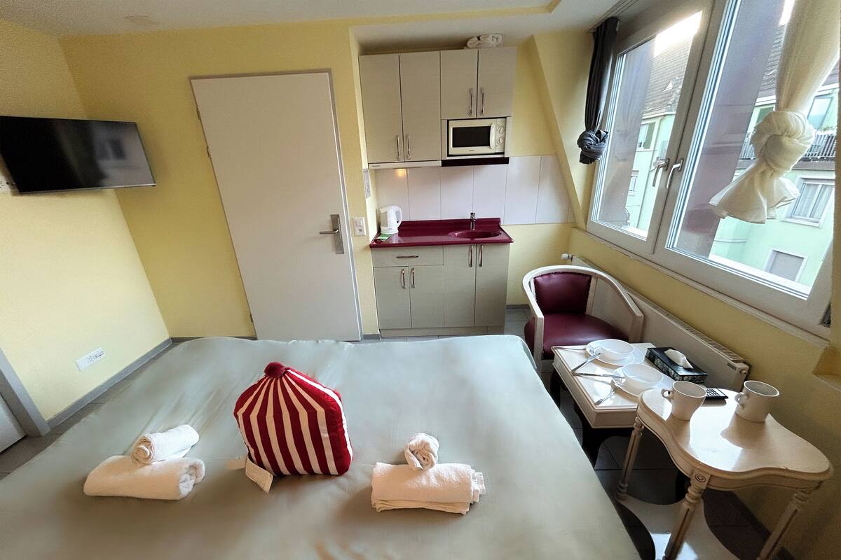 Double Room | In-room safe, soundproofing, WiFi (free), bed sheets