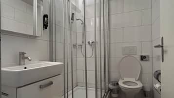Habitación familiar | Baño | Ducha, secador de pelo y toallas