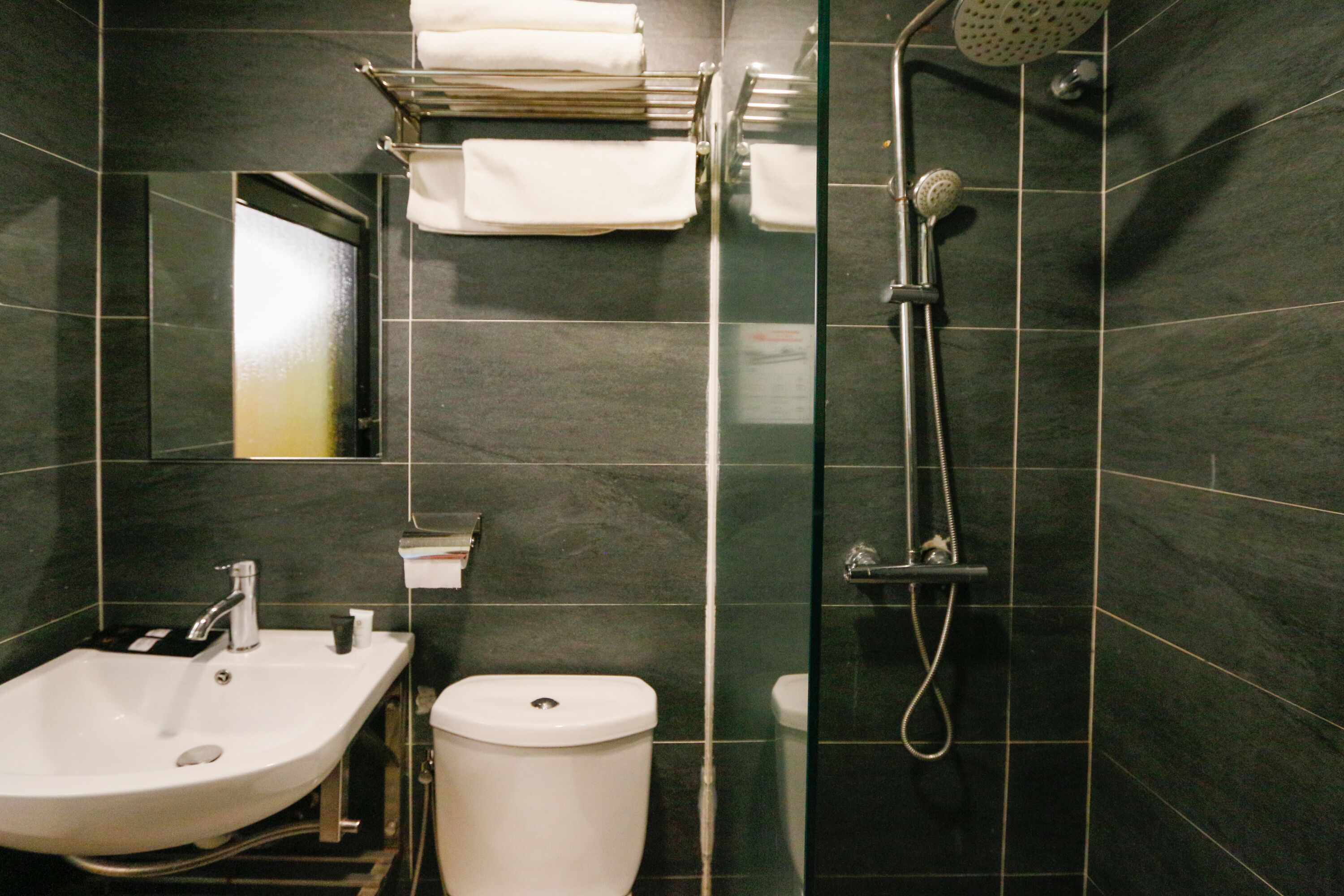 Ein modernes Badezimmer mit Waschbecken, Toilette und Dusche.