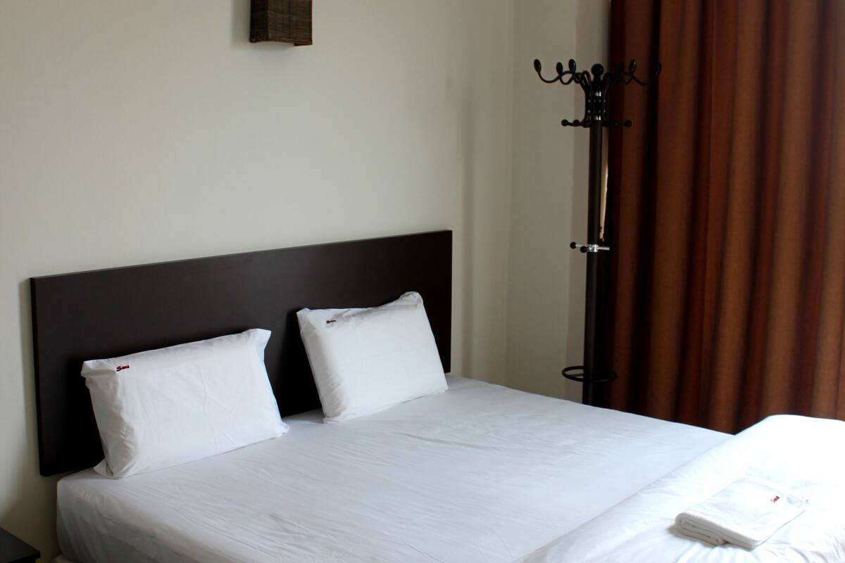 Superior King | Desk, iron/ironing board, free WiFi