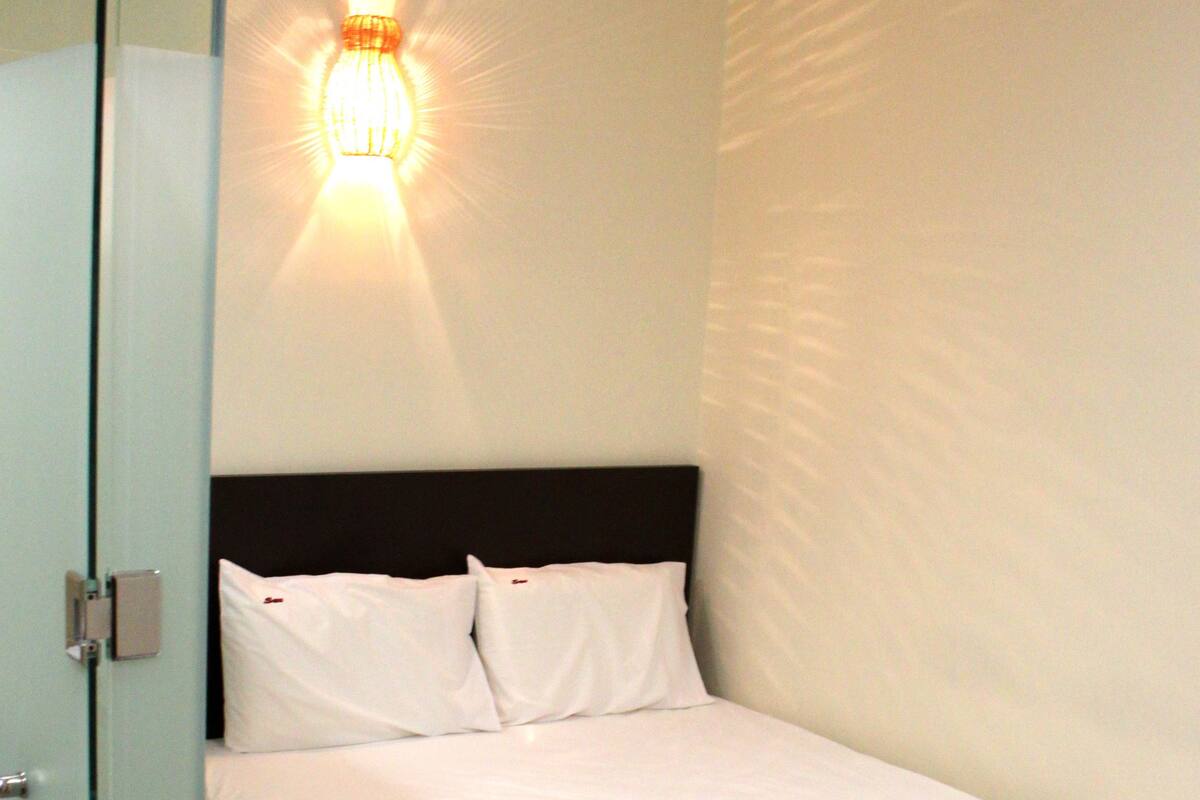 Deluxe Queen | Desk, iron/ironing board, free WiFi