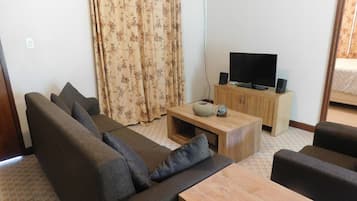 Family House, 2 Bedrooms, Smoking, Kitchen | Living room