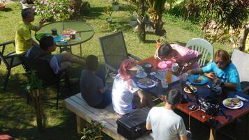 Daily cooked-to-order breakfast (USD 8.95 per person)