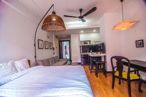 스탠다드 스튜디오, 시내 전망 | 욕실 | 샤워기/욕조 결합, 전신 욕조, 무료 세면용품, 헤어드라이어