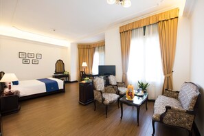 Suite junior | Minibar, caja fuerte, escritorio y cortinas opacas